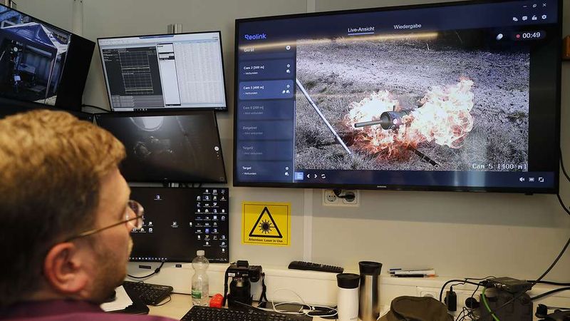 From the radiation-shielded command area of the WTD 91 laser test range in Meppen, MILOS triggers a precisely targeted detonation of an anti-tank directional mine (Source: Bundeswehr/Dirk Bannert)