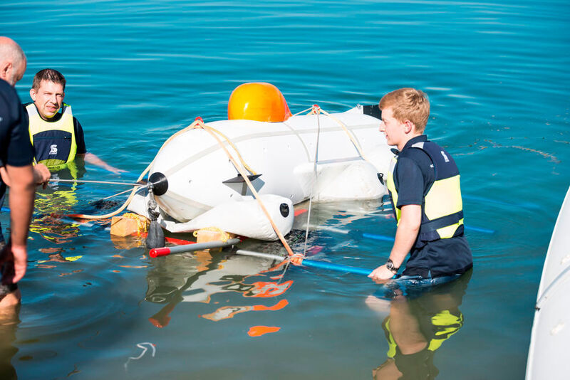 Bei der Vorführung zeigte das Team unter anderem das autonome Aussetz- und Bergemanöver, bei dem ein unbemannter Katamaran das Unterwasserfahrzeug an den Einsatzort bringt und anschließend wieder abtransportiert.  (Fraunhofer IOSB)