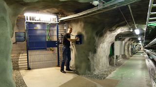 Im Untergrund des Rechenzentrums: Facility Manager Christer Swärd öffnet das Tor zu dem Korridor, der ins Rechenzentrum von Wirelesscar führt. (Bild: Wireless Car)