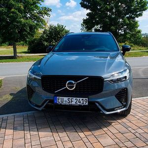 Optische Retuschen am Kühlergrill sollen den sportlichen Charakter des  XC60 im R-Design unterstreichen.(Bild:  Mauritz/»kfz-betrieb«)