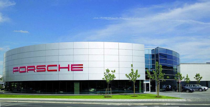 Seit 2004 am Mahag-Netz: das Porsche-Zentrum München-Süd in der Drygalski-Allee. (Archiv: Vogel Business Media)