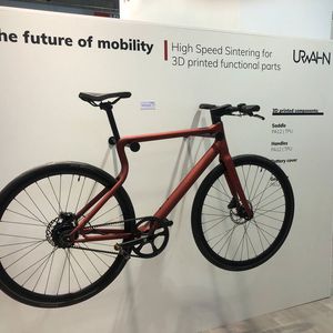 Mit der HSS-Technologie sind auch für die Fahrradhersteller Urwahn additiv gefertigte Teile entstanden, wie beispielsweise Schalthebel und Sattel.(Bild:  VCG/Juliana Pfeiffer)