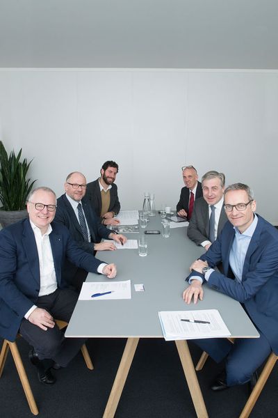 Der Schweizer Maschinenmarkt lud zum runden Tisch vier Gesprächspartner aus Wirtschaft und Ökonomie nach Zürich ein. Das Thema: Werkplatz Schweiz - quo vadis? Urs Berner (CEO Urma AG), Peter Dietrich (Direktor Swissmem), Oliver Müller (Direktor Swissmechanic) und Klaus Wellershoff (VR Wellershoff & Partner Ltd) über fehlende Investitionen, optimale Rahmenbedingungen und Trends in der MEM-Branche. (Thomas Entzeroth / VBM)