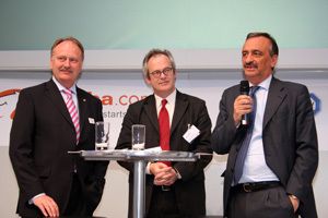 Deutsche-Messe-Vorstand Ernst Raue (links) diskutierte Pläne für gemeinsame internationale Messen mit Fira-Milano-General-Manager Claudio Artusi (rechts). Die Runde moderierte Hans Gäng im Global Business Forum. (Archiv: Vogel Business Media)