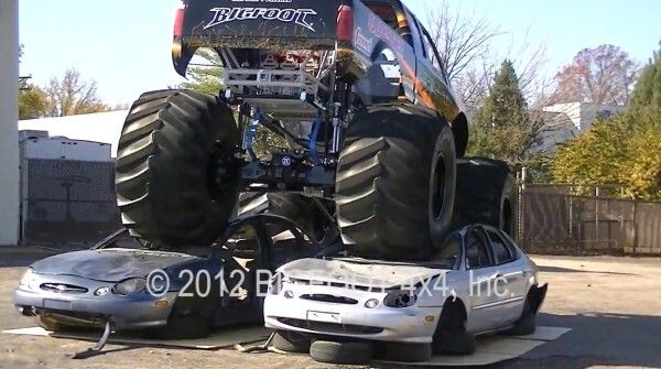 Der Bigfoot 20: der weltweit erste Monstertruck mit Elektroantrieb macht mit über 260 kW und 1100 Nm Autos umweltschonend platt (Bild: Bigfoot 4x4 Inc.)