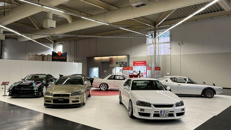 Typisches Verhalten von Messeveranstaltern: Freie Flächen werden kurzfristig für wenig Geld oder gar kostenlos an Clubs oder Interessengruppen vergeben. Hier geht es um den Nissan Skyline. (Bild: Diehl – VCG)