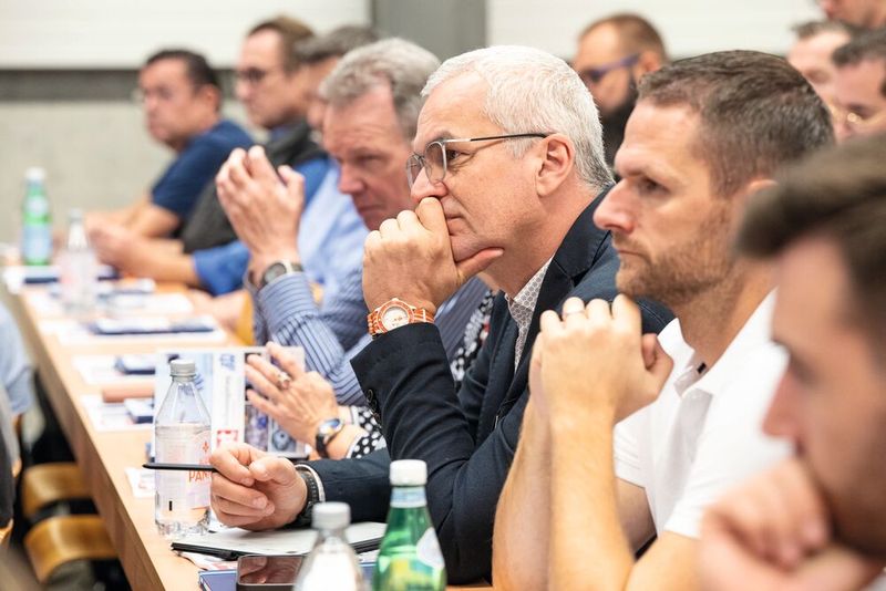 Interessante Vorträge rund um KI und Robotik zogen die Besucher in ihren Bann. (Bild: Thomas Entzeroth)