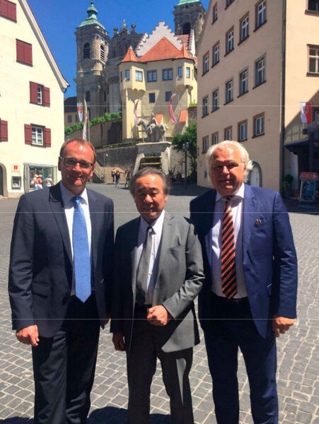 Von Weingarten überzeugt sind der Bürgermeister Markus Ewald (links), Kimikazu Aida, Präsident Aida Engineering Ltd., und Klaus Rothenhagen, Vice President Vertrieb Aida Europe (rechts). (Aida)