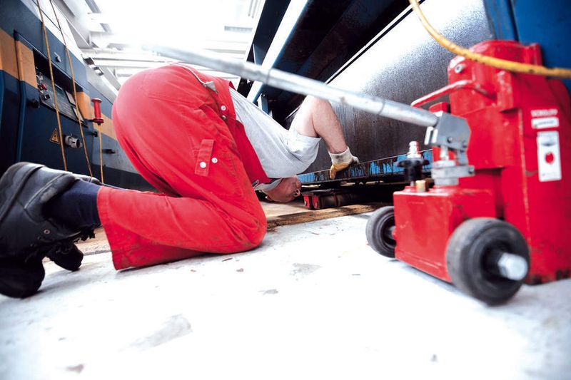 Bild 2: Mehr als 430 Druckzylinder werden abgebaut und in einem Zwischenlager für die Seereise nach Indien verpackt. (Archiv: Vogel Business Media)