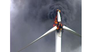 Fängt ein Windrad durch einen direkten Einschlag Feuer, kann die Feuerwehr nur hilflos zusehen: Der Brandherd ist hoch oben in der Luft außer Reichweite, zudem würden herabfallende Trümmer die Helfer gefährden.  (Bild: Holger Bauer)