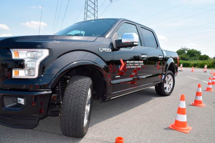 Ein anderes Beispiel ist die Hinterachslenkung, mit der sich auch Giganten wie der F150 elegant durch engste Kurven schlängeln. (Holz / »kfz-betrieb«)