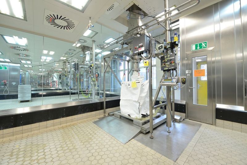 Feststoffabfüllungen von Zwischenprodukten und Wirkstoffen in Big-Bags bei der Saltigo in Leverkusen unter Reinraumbedingungen. (©2016 Thorsten Martin, all rights reserved, Urh.-Nr.: 1910742)