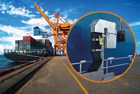 Das mobile Anschlusssystem von igus für die Landstromversorgung von Containerschiffen lässt sich je nach Position der Schiffe am Liegeplatz im Hafen positionieren.(Bild:  igus)
