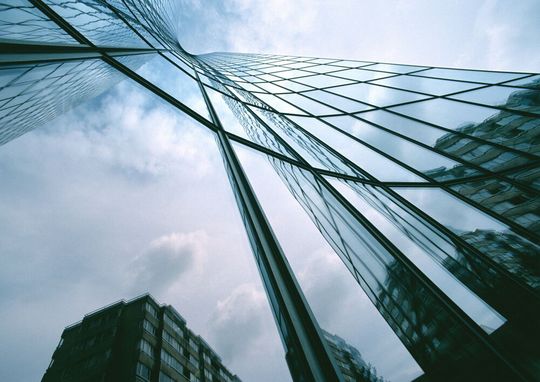 Architekturglas wird vakuumbeschichtet, um die Wärmedämmung zu gewährleisten, vor UV-Strahlung zu schützen und um die Reflexivität zu minimieren.(Bild:  Pfeiffer Vacuum GmbH)