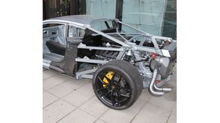 Auch bei der 5. Fachtagung Carbon Composites wird es wieder einige imposante Hingucker für unsere Gäste geben, die das Event zusammen mit den Referenten und Ausstellern noch lebendiger machen werden. Erstmals trifft man sich in der Messe Augsburg – da passt genug rein und die bisherhige Parkplatznot hat auch ein Ende. Dieser Hybridbau-Lamborghini-Bolide passte letztes Jahr nicht durch die Tür...das passiert heuer sicher nicht! (Bild: Königsreuther)