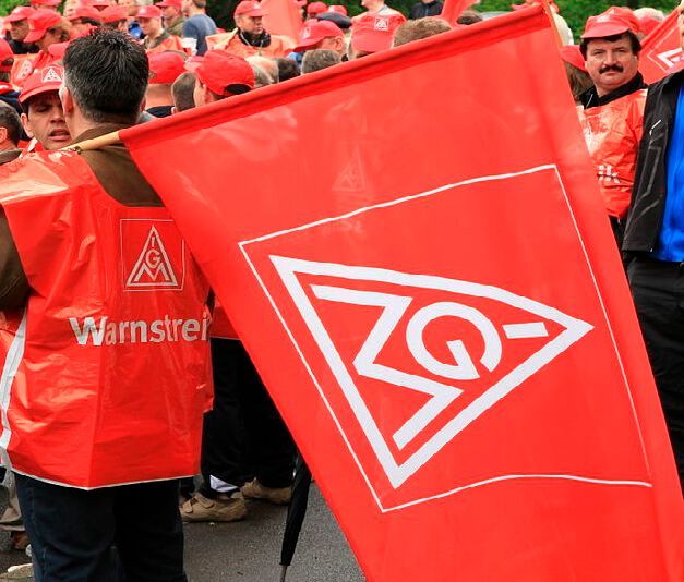 Die Warnstreik-Fahnen können eingerollt werden! Denn die Verhandlungen um einen neuen Tarif in der Metall- und Elektrobranche sind per Pilotabschluss beendet.(Bild:  IG Metall)