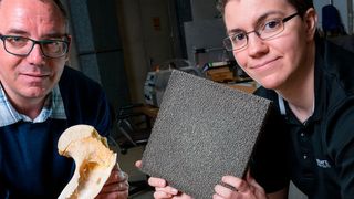 Die Materialforscher Stefan Diebels (l.) und Anne Jung (r.) können extrem belastbare und zugleich luftig leichte Metallschäume für vielseitige Anwendungen maßschneidern. Vorbild aus der Natur ist der Aufbau von Knochen. (Oliver Dietze/Uni Saarland)