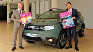 Der Managing Director von Dacia, Thilo Schmidt (r.), und ZDK-Präsident Arne Joswig haben die Partnerschaft zum Licht-Test-Gewinnspiel 2023 geschlossen.  (Bild: ProMotor)