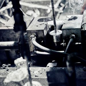 Giessen des schmelzenden Verbrauchsmaterials für den Rheocastingprozess.(Bild:  Bühler)