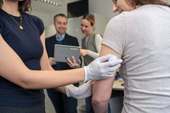 Über einen Glukosesensor am Oberarm erhoben die Forschenden kontinuierlich Daten zum Glukoseverlauf – die Basis, um Zusammenhänge zwischen Blutzucker, Hunger und Stimmung im Alltag sichtbar zu machen.(Bild:  Universitätsklinikum Bonn (UKB) / A. Winkler)