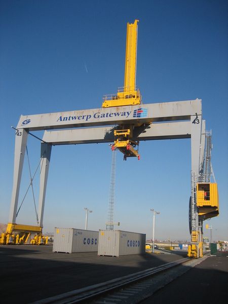 Automatisches Umschlagsgerät, ein sogenannter ASC (automated stacking crane), im Antwerp Gateway. (Bild: ASC)