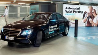 Während das Fahrzeug automatisch einparkt, können sich die Insassen bereits auf den Weg machen. (Bosch)