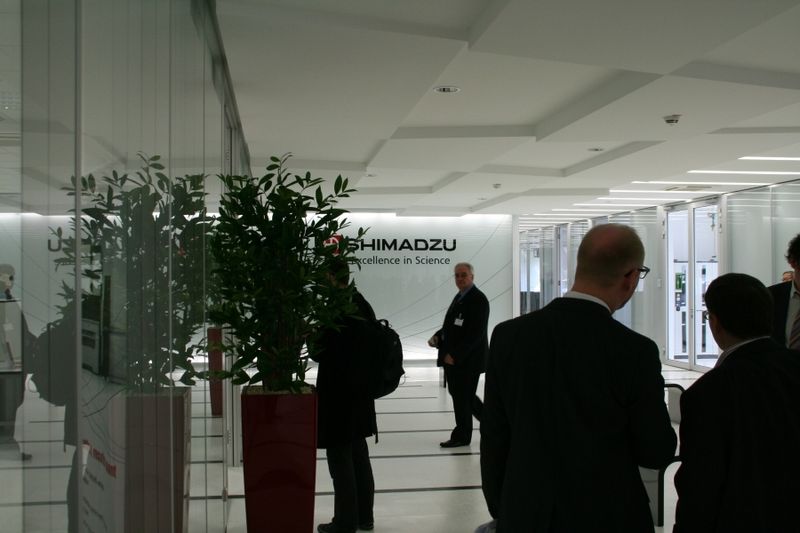 Auf über 1500 qm sind in der Shimadzu-Laborwelt neue Stationen für Chromatographie, Spektroskopie, TOC sowie mechanische Testverfahren enstanden. (Bild: Platthaus/LABORPRAXIS)