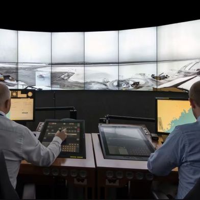 Saab’s Remote Tower operations centre: high-resolution visual feeds and advanced controller interfaces enable air traffic control from a centralised location – even across multiple airports. (Bild: Saab)