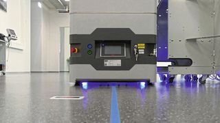 SEW-Eurodrive lieferte für die Lernfabrik ein fahrerloses Transportfahrzeug (FTF). (Bild: SEW-Eurodrive GmbH & Co KG)