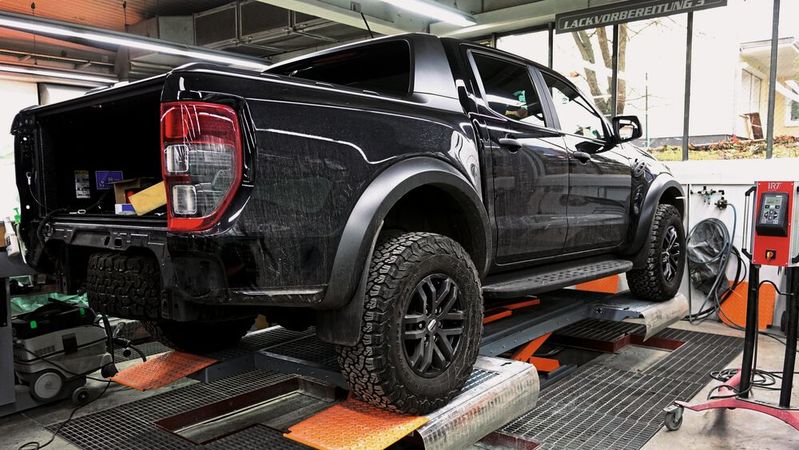 Gut, günstig und robust: Serienmäßig bieten die „Lift-Assist“-Scherenhebebühnen aus dem Hause Liftwerk eine Tragkraft von 3,5 Tonnen. (Bild:  Dominsky/»kfz-betrieb«)