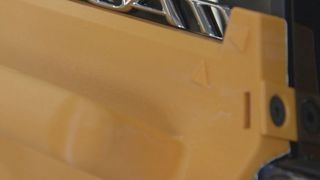 Opel nutzt additive Fertigungssysteme von Stratasys: Im 3D-Druckverfahren hersgestellte Montagewerkzeuge werden bei dem OEM zur korrekten Ausrichtung des kultigen „Adam”-Schriftzugs an der Heckscheibe des Fahrzeugs verwendet. (Bild: Stratasys)