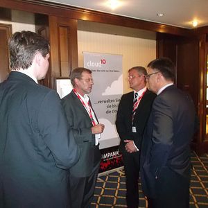 Zwischen den Vorträgen blieb genügend Zeit zum fachlichen Austausch unter Kollegen – hier Wolfgang Korda, Jan Trinkl und Hartmut Fiedler von CommVault.