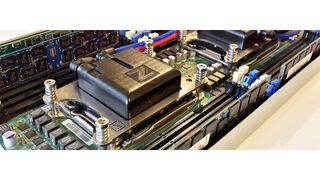 Einer der Komponenten des Kühlsystem von Zutacore: Das Herzstück ist der Direct-on-Chip Enhanced Nucleation Evaporator (ENE), eine zweiphasige, wasserlose Flüssigkeitskühlung mit geschlossenem Kreislauf, die eine unvergleichliche Wärmeabfuhr auf Chip-Ebene ermöglicht. (Zutacore)