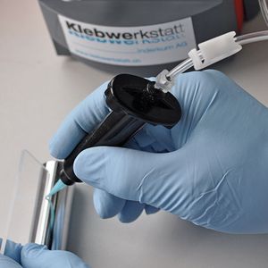 Für jedes Material den passenden Klebstoff. Bei Bedarf kommen in der Klebwerkstatt Inderkum Spezialgeräte zum Einsatz.