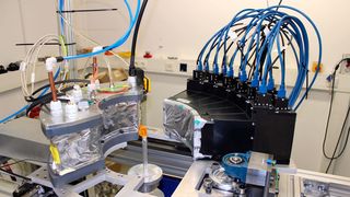 Mit diesem Demonstrator, der ein röntgenbasierter Computertomograph (CT) ist, wollen es das SKZ und das Fraunhofer IIS endlich schaffen, dass man auch bei nicht-symmetrischen Extrusionsprofilen innere Fehler aufdecken kann. (Bild: SKZ)