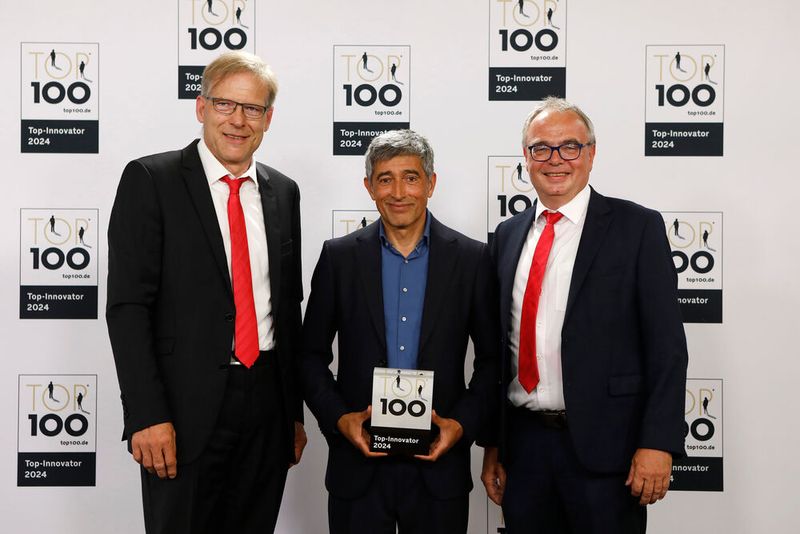 Rittal betreibt eine der modernsten Schaltschrankfertigungen der Welt. Hier gewonnene Erkenntnisse fließen auch in Lösungen für Smart Production und Energiemonitoring für die Industrie ein. Typisch für die Innovationsprozesse bei Rittal ist, dass sie stets in sehr engem Austausch mit den Kunden stattfinden und man bereits in der Frühphase von Entwicklungen eng zusammenarbeitet. Im Bild: Frank Himmelhuber (links, Executive Vice President Research & Development), Uwe Scharf (Managing Director Rittal Sales Germany). (Bild: KD Busch/compamedia)