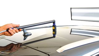 Mit dem Verlängerungsstab braucht man sich nicht mehr über das Dach zu strecken, wenn in dessen Mitte befindliche Dellen beseitigt werden sollen. (Bild: Beulentechnik AG)