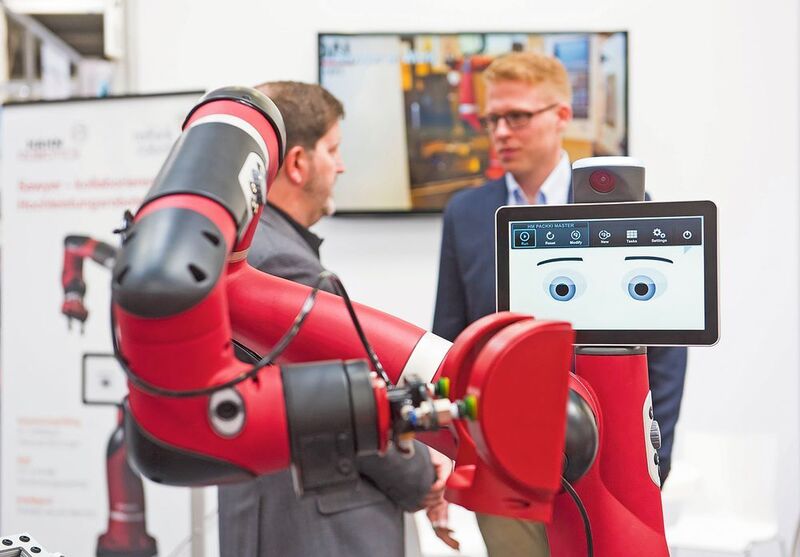 Wenn der Roboter vom Roboter lernt – Ansätze und Lösungen zum maschinellen Lernen waren auch auf der Hannover Messe 2017 Thema. (Bild: Deutsche Messe AG)