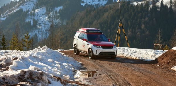 Mit Drohnentechnologie zum Lebensretter: Auf dem Genfer Autosalon präsentiert Land Rover „Project Hero“. (Land Rover)