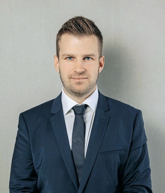 Marc Tschudin, CEO von Tschudin: «Mit ihrem Fokus auf maximale Flexibilität, Produktivität und Autonomie ist die ‹Cube 350› eine Spitzenlosschleifmaschine, wie es sie in dieser radikalen Art derzeit kein zweites Mal auf dem Markt gibt.»(Bild:  Tschudin)