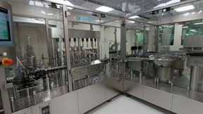 Die Abfülllinie OFCM84 produziert 200 Stück/min und besitzt CIP- und SIP-Funktionen. (Bild: Steriline)