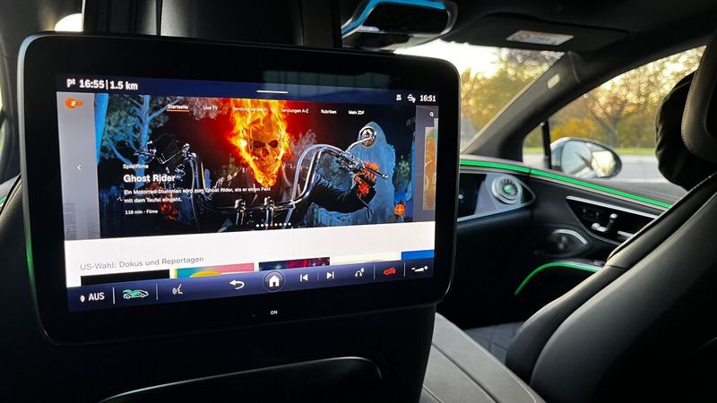 5. Bildschirme und Infotainment: Bildschirme gibt es im EQS reichlich, natürlich auch für die Insassen, die sich chauffieren lassen. Sie können sich die Zeit etwa mit Filmen, Musik und Spielen vertreiben. (Bild: Simon – VCG)