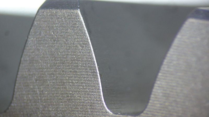 Bild 10: Nach dem Kandenverrunden und Polieren ist die Oberflächenrauigkeit der Zahnflanken auf Ra von 0,51 reduziert.  (Bild: Otec)