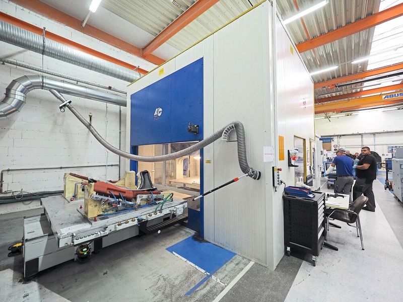 Das Shuttlesystem mit zwei Tischen senkt die Stillstandszeiten der Fräszentren auf zwei bis drei Prozent der Maschinenlaufzeit – gegenüber 40 bis 45 Prozent bei einer Anlage mit nur einem Tisch.(Bild:  HG Grimme SysTech)