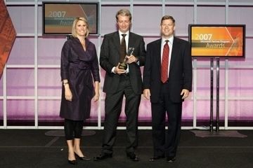 (von links nach rechts) Allison Watson (Corporate Vice President Microsoft Worldwide Partner Group), Stefan Brotzler (Director Business Development, Datalog Software AG) und Joe Matz (Microsoft Vice President, Worldwide Licensing and Pricing) bei der Award-Übergabe in Denver. (Archiv: Vogel Business Media)