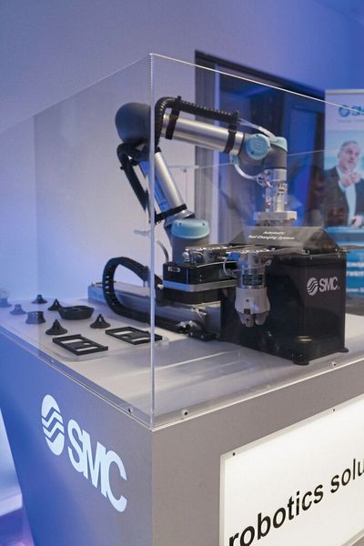 Vernetzte Entwicklung: Im neuen Industrial Application Center in Dresden arbeiten Anwender und Experten Hand in Hand an der Automatisierung von morgen. (Bild: SMC Deutschland)