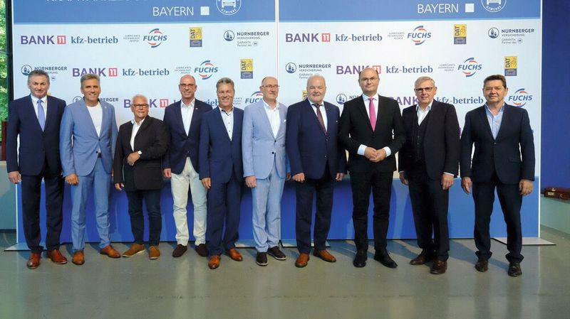 Gruppenbild des Vorstands des Landesverbands des bayerischen Kraftfahrzeuggewerbes mit dem Staatsminister: Präsident Albert Vetterl (7. v. l.) mit Albert Füracker (8. v. l.). (Bild: VCG - Zietz)