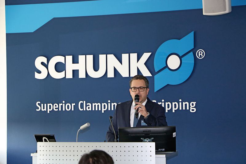 Henrik A. Schunk eröffnet den 1. Anwender- und Technologiedialog MRK. (Sonnenberg)