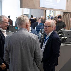 Urma-Verwaltungsratspräsident Urs W. Berner im Austausch mit Gästen der Eröffnungsfeier.(Bild:  Urma AG)