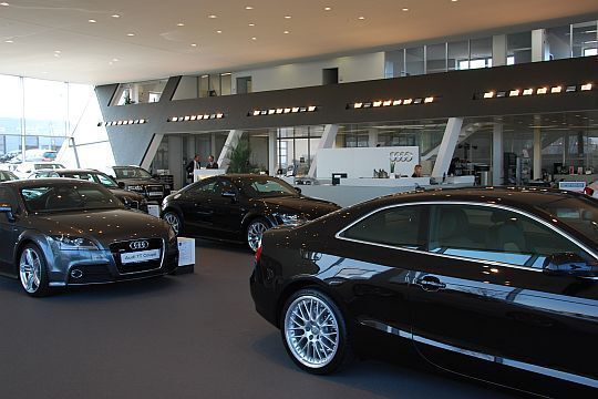 Geneigte Wände im Innenraum des Audi-Zentrums. (Archiv: Vogel Business Media)
